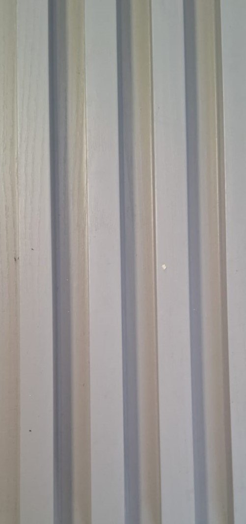 WPC GRIS PLANO